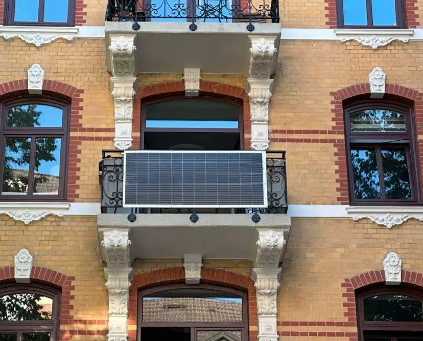 Team discussing balcony solar designs